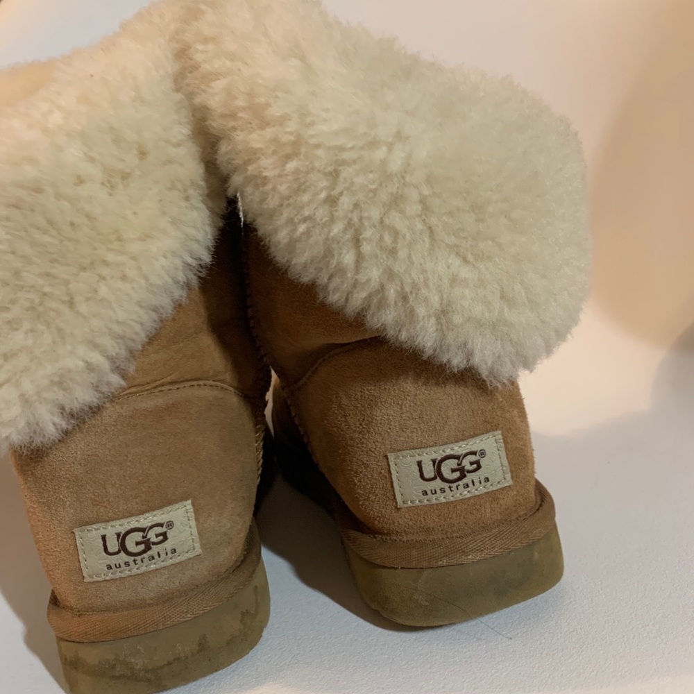 UGG Bailey Button - Picture 2 of 4
